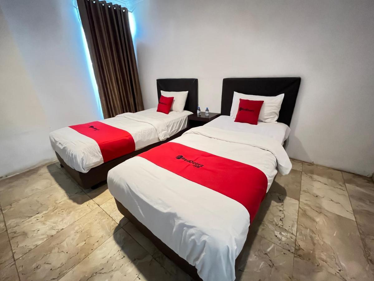 Reddoorz Near Kantor Walikota Μανάντο Εξωτερικό φωτογραφία